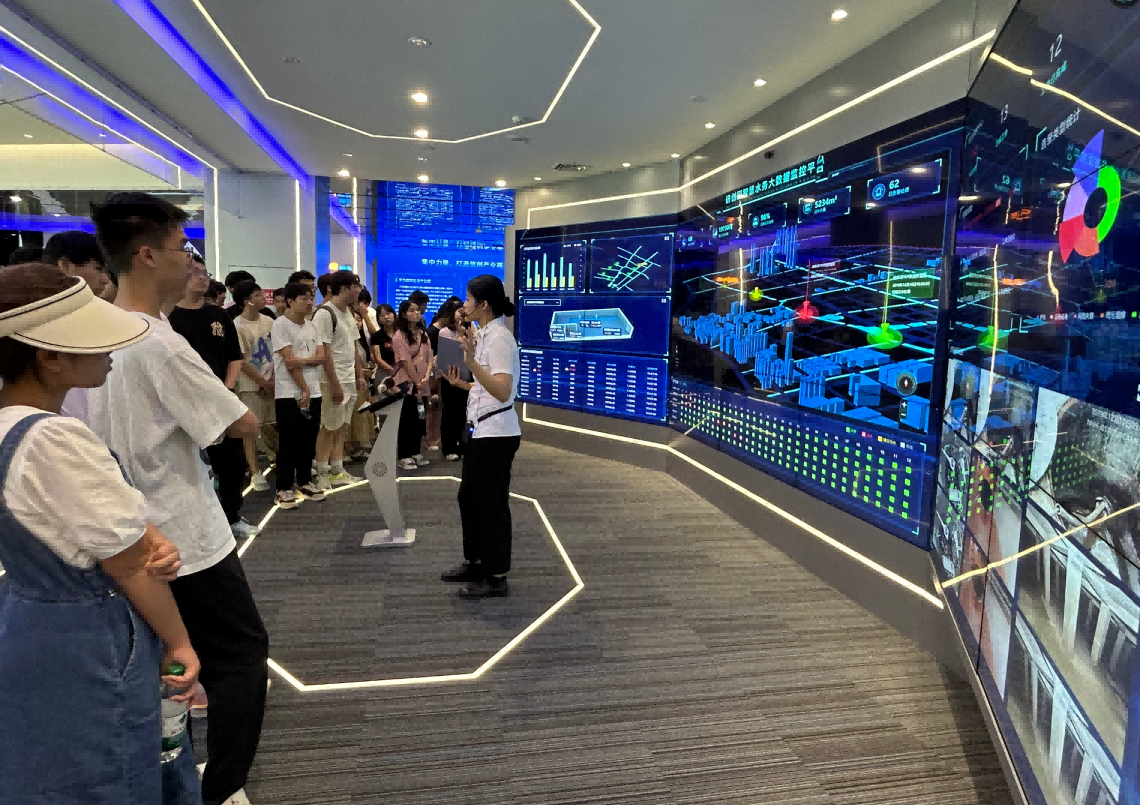 鸿运国际科技IT精英暑期实训营活动日 | 探秘南京江北新区研创园 科技火花点亮未来梦想